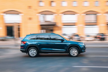 Ukrayna, Kyiv - 16 Temmuz 2021: Açık Mavi Skoda Kodiaq arabası sokakta ilerliyor. Yazı