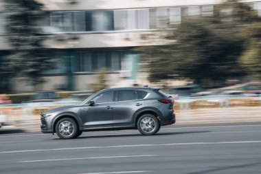 Ukrayna, Kyiv - 16 Temmuz 2021: Gri MAZDA CX-5 aracı sokakta hareket ediyor. Yazı