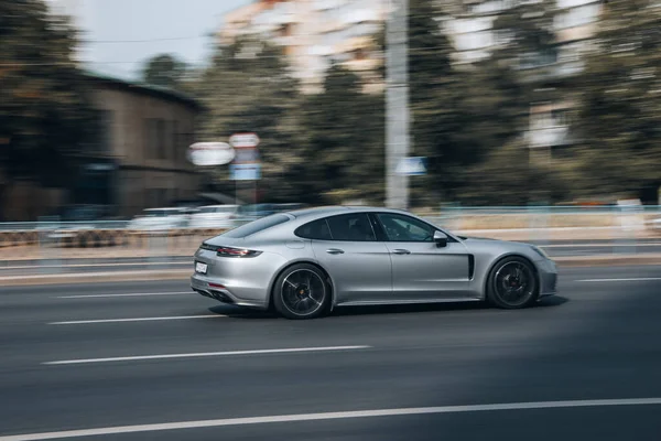 Ukrayna Kyiv Temmuz 2021 Gümüş Porsche Panamera Arabası Sokakta Hareket — Stok fotoğraf