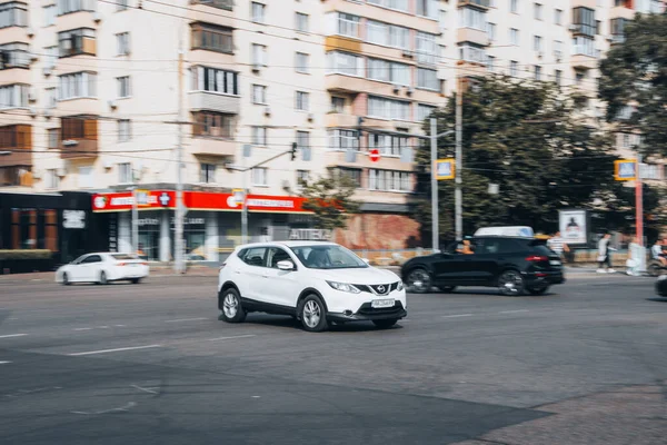 Ukraine Kyiv Jule 2021 White Nissan Qashqai Car Moving Street — Stock Photo, Image