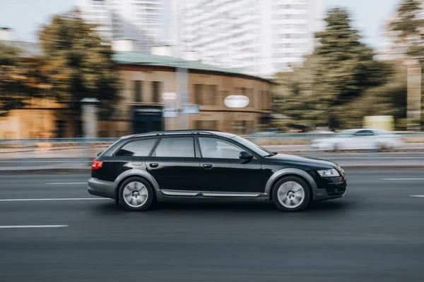 Oekraïne Kiev Jule 2021 Zwarte Audi Allroad Auto Beweegt Straat — Stockfoto