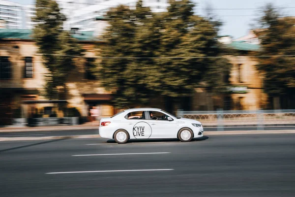 Ουκρανία Κίεβο Jule 2021 Λευκό Audi Αυτοκίνητο Κινείται Στο Δρόμο — Φωτογραφία Αρχείου