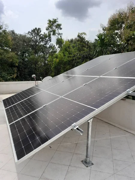 Sonnenkollektoren Auf Dem Dach Einer Indischen Stadt — Stockfoto