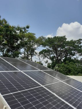 Hindistan 'daki evin çatısındaki güneş panelleri.