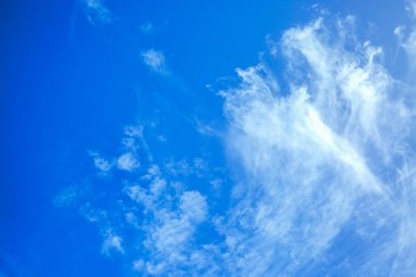 Yaz mevsiminde Mauritius adasında kümülüs ve kabarık bulutlu mavi gökyüzü.