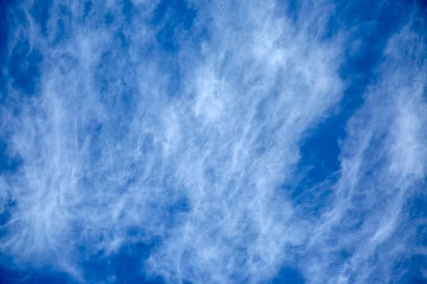 Céu Azul Com Cúmulos Nuvens Fofas Durante Temporada Verão Ilha — Fotografia de Stock