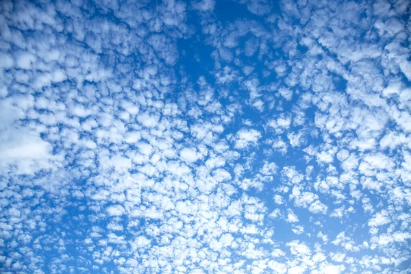 Céu Azul Com Cúmulos Nuvens Fofas Durante Temporada Verão Ilha — Fotografia de Stock