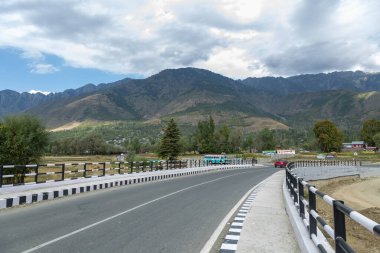 Manigam 'daki Wayil Köprüsü yolu Kaşmir Hindistan' ın Ganderbal bölgesindeki en büyük köy.
