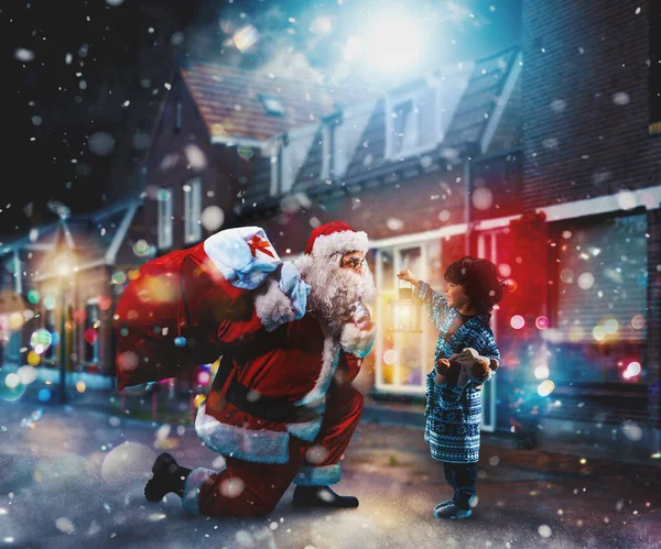 Tomten Ger Julklapp Till Liten Pojke — Stockfoto