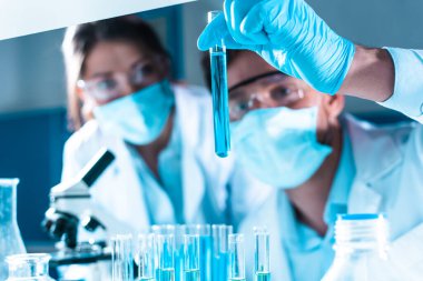 Tıp bilimi laboratuvarı covid-19 virüsüne karşı bakteri araştırmaları üzerinde çalışıyor.