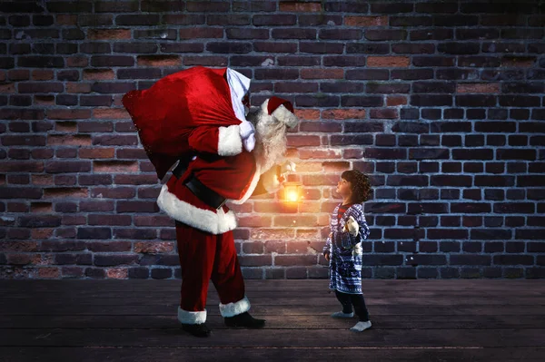 Papai Noel Está Dando Presente Para Natal Para Menino — Fotografia de Stock
