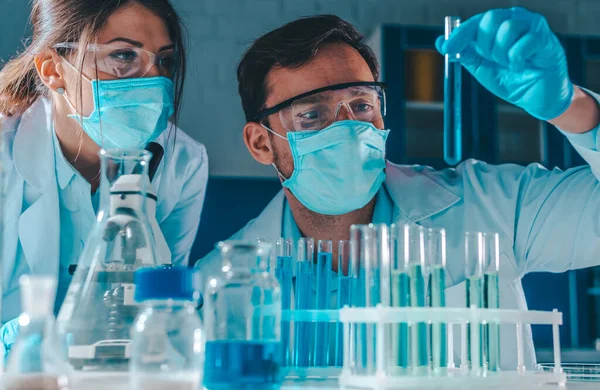 Medicinsk Vetenskap Laboratorium Arbetar Med Bakterieforskning Mot Covid Virus — Stockfoto