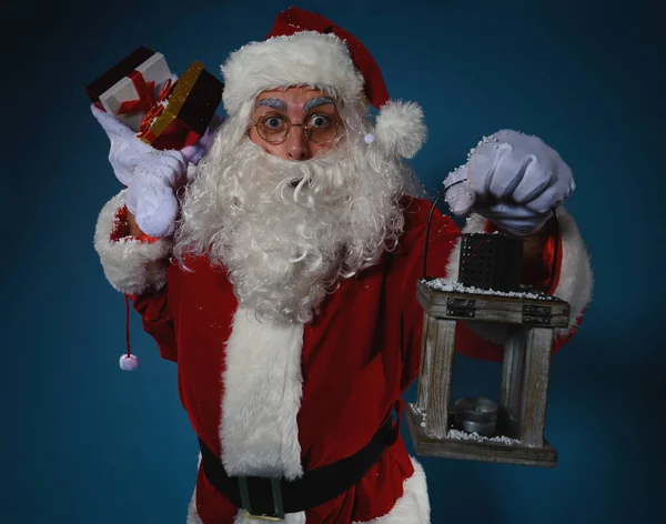 Verrast Kerstman Met Een Zak Vol Cadeautjes — Stockfoto