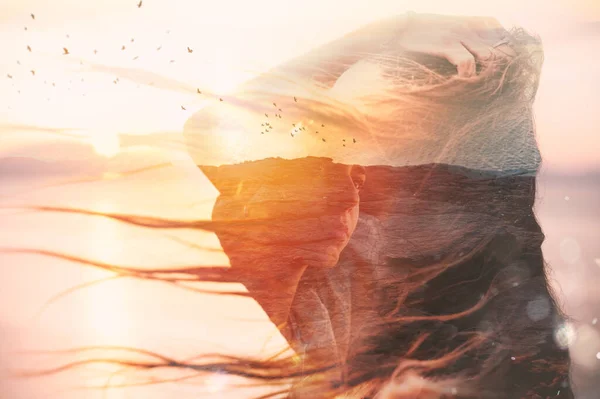Mulher Com Cabelo Soprando Vento Durante Pôr Sol — Fotografia de Stock