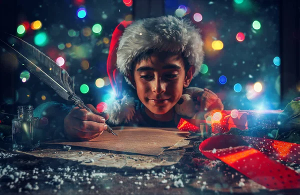 Criança Com Chapéu Xmas Escreve Uma Carta Para Papai Noel — Fotografia de Stock