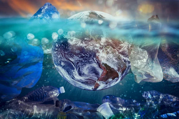 地球在塑料中漂浮在海洋中 美国航天局提供的世界 — 图库照片