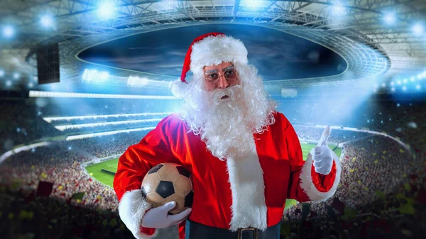 Позитивный Санта Клаус Футбольным Мячом Руке — стоковое фото