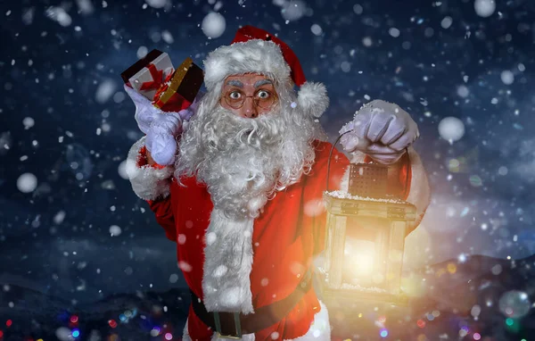 Überraschter Weihnachtsmann Mit Einem Sack Voller Geschenke — Stockfoto