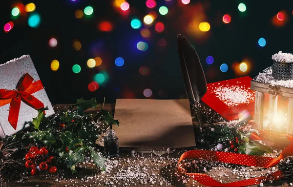 Tafel Met Cadeautjes Een Lege Brief Aan Kerstman — Stockfoto