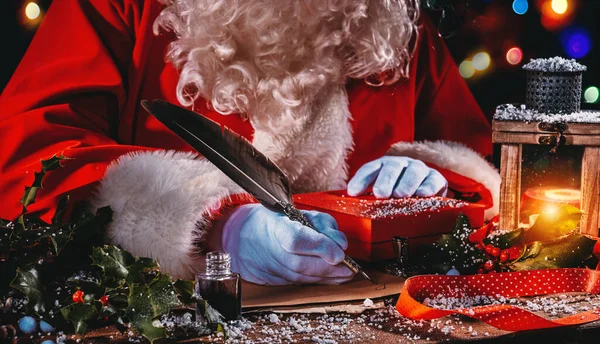 Santa Claus Escribe Una Carta Buenos Deseos Para Regalos Navidad —  Fotos de Stock