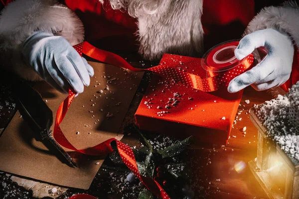 Mikulás Egy Levelet Jókívánságait Karácsonyi Ajándékokat — Stock Fotó