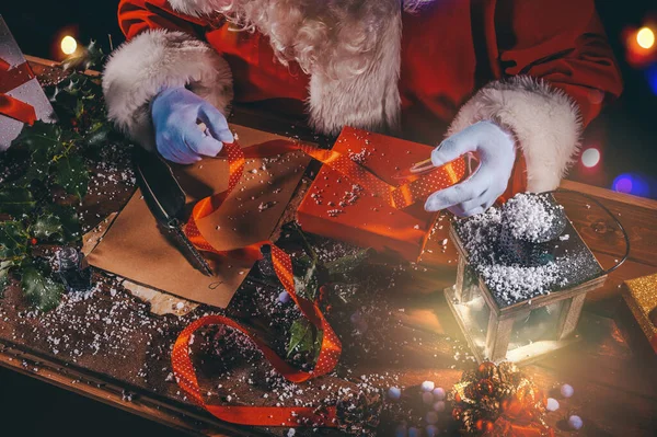 Санта Клаус Пише Листа Добрими Побажаннями Подарунки — стокове фото