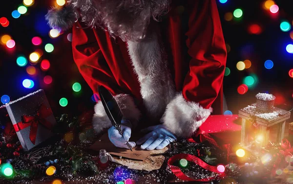 Santa Claus Escribe Una Carta Buenos Deseos Para Regalos Navidad —  Fotos de Stock