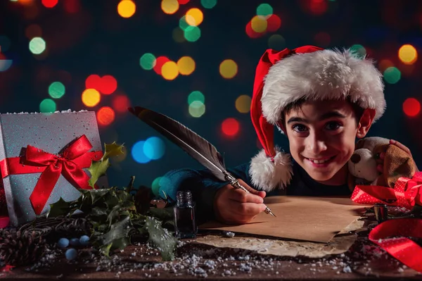 Kind Mit Weihnachtsmütze Schreibt Weihnachtsmann Einen Brief Für Geschenke — Stockfoto