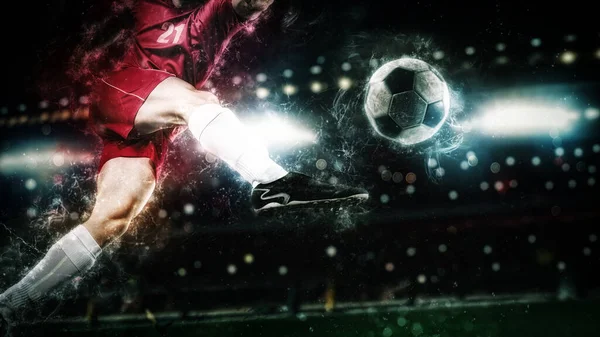 Futbolcu Stadyumda Topa Güçlü Bir Şekilde Vuruyor — Stok fotoğraf