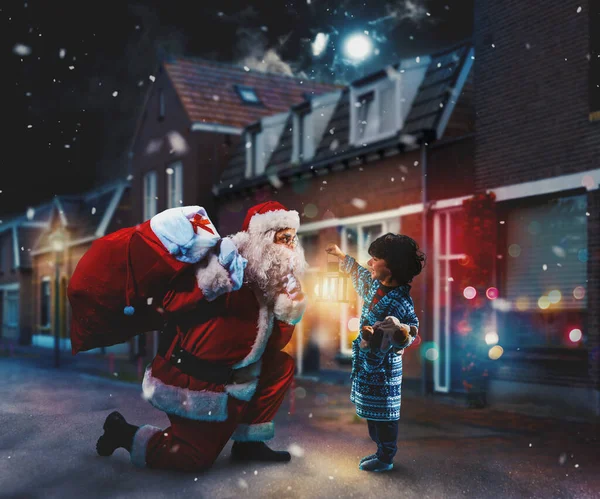 Papá Noel Está Dando Regalo Para Navidad Niño — Foto de Stock