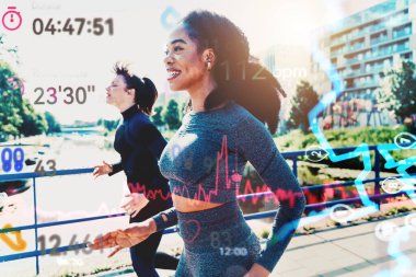 Kadın koşar ve dışarıda güneşin altında spor yapar.