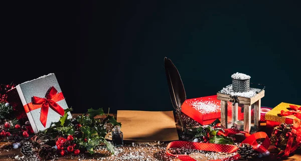Tisch Mit Geschenken Und Einem Leeren Brief Den Weihnachtsmann — Stockfoto