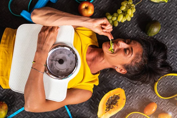 Woman Eat Healthy Trains Gym — Stok Foto
