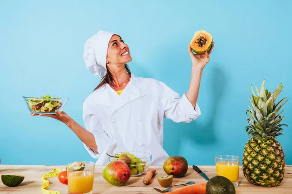 Woman Chef Prepares New Receipt Fresh Fruits — Fotografia de Stock