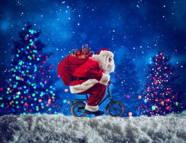 Santaclaus hızlı Noel hediyeleri vermek için bisiklete biner.