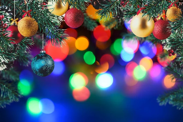 圣诞装饰与雪 松树和球在夜间闪闪发光的背景 — 图库照片