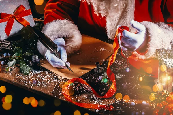 Papai Noel Escreve Uma Carta Bons Desejos Para Presentes Natal — Fotografia de Stock
