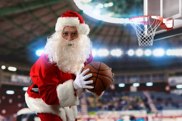 Santa Claus Siap Untuk Bermain Basket Olahraga Untuk Natal — Stok Foto