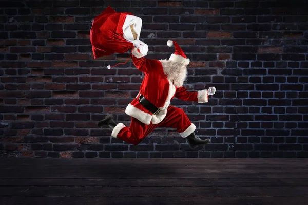 Święty Mikołaj Biegnie Szybko Dostarczyć Wszystkie Prezenty Boże Narodzenie — Zdjęcie stockowe