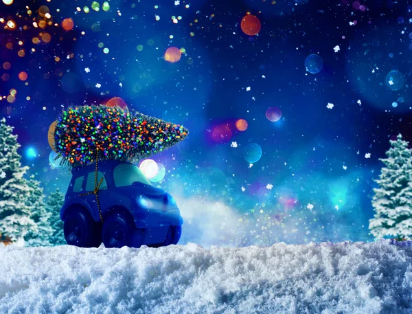 Weihnachtsbaum Auf Dem Dach Eines Spielzeugautos — Stockfoto