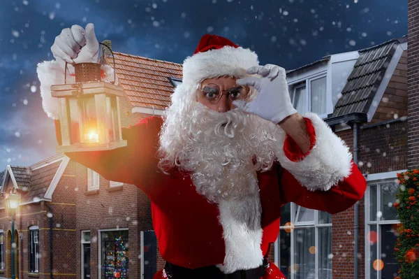 Incertain Père Noël Claus Avec Une Lanterne Vintage — Photo