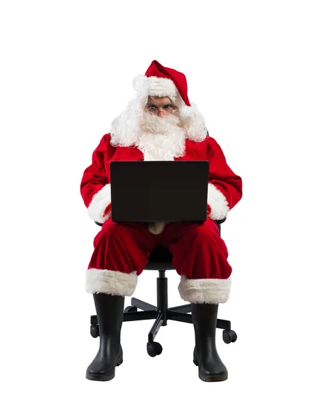 Kerstman Werkt Met Zijn Laptop Voor Kerstmis — Stockfoto