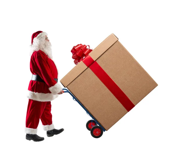 Święty Mikołaj Popycha Wózek Noszenia Wielkiego Prezentu Świątecznego — Zdjęcie stockowe