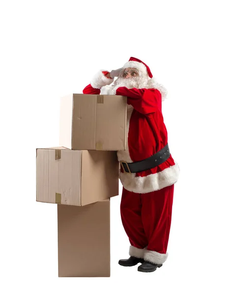 Pensive Santa Claus Myśli Dostawie Pudełek Świątecznych — Zdjęcie stockowe