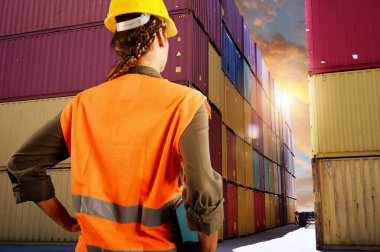 Kadın bir kargo deposunda depo işçisi olarak çalışıyor.