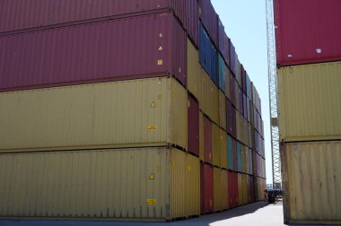 Limandaki kargo deposu nakliyeye hazır.