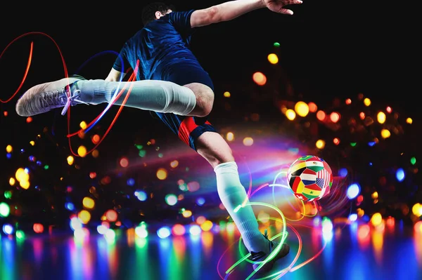 Jogador Futebol Chuta Bola Com Bandeiras Nacionais Equipe Qatar 2022 — Fotografia de Stock