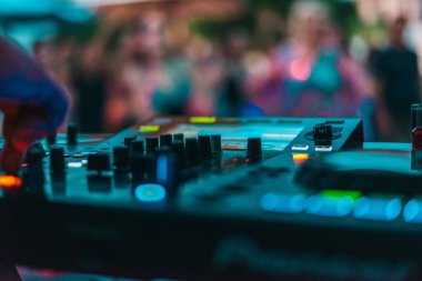 DJ konsoluyla disko müziği çalıyor.