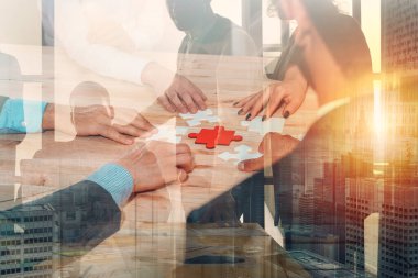 İş adamları bulmacanın parçalarını takım çalışması gibi birbirine bağlar