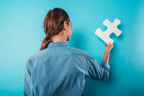 Woman Holds Puzzle Concept Teamwork Partnership Integration — Stock Photo, Image